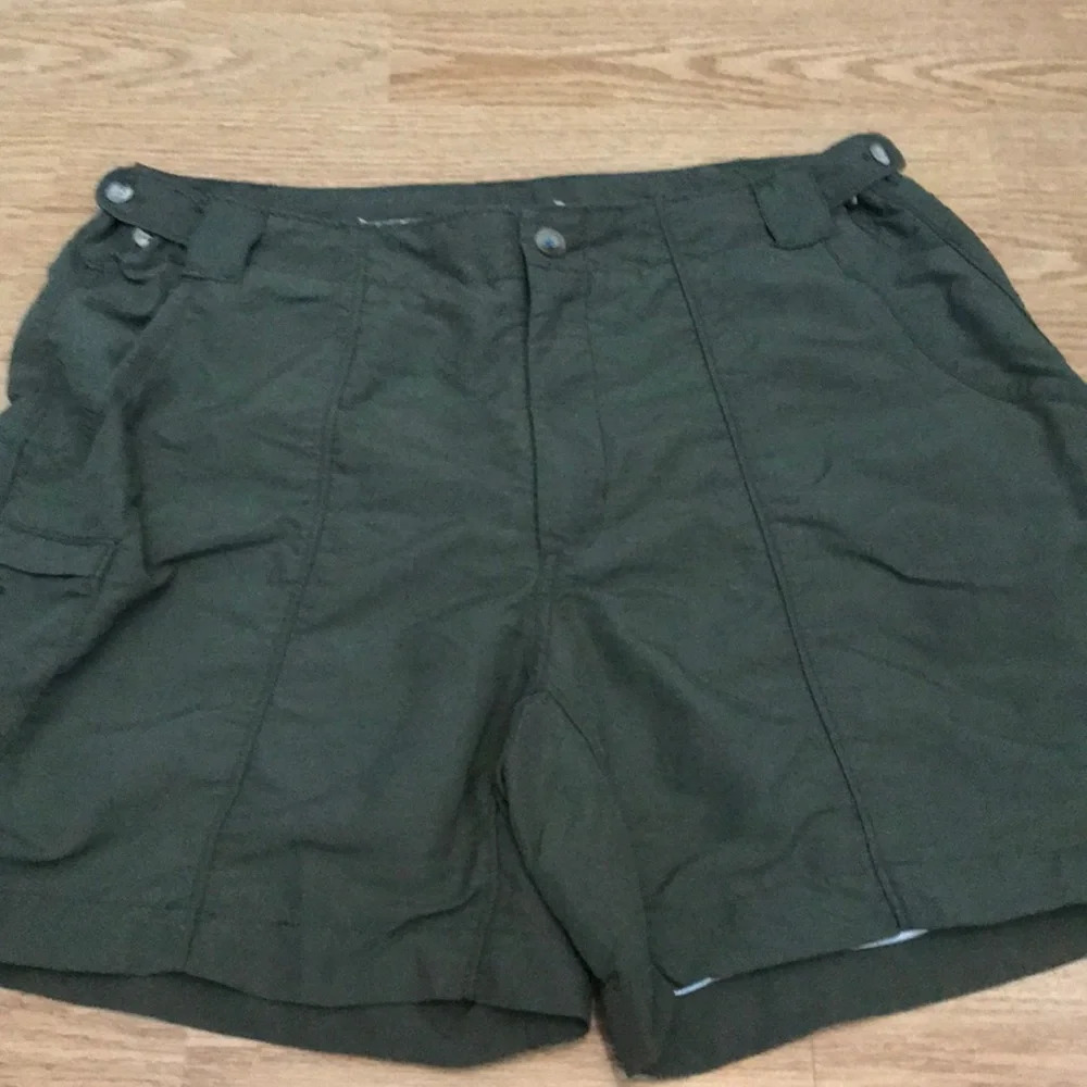 Columbia women’s outdoor UPF+30 olive green shorts